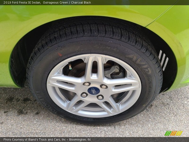 Outrageous Green / Charcoal Black 2019 Ford Fiesta SE Sedan