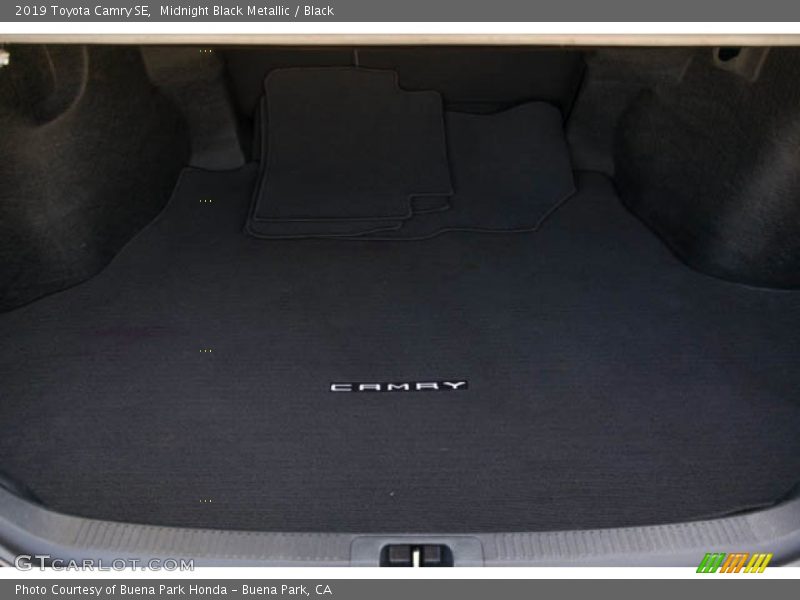 Midnight Black Metallic / Black 2019 Toyota Camry SE