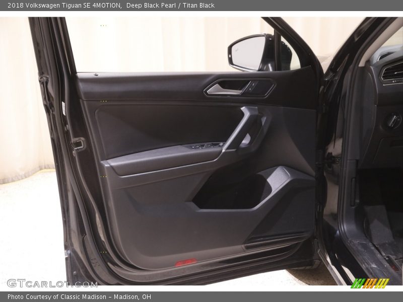 Deep Black Pearl / Titan Black 2018 Volkswagen Tiguan SE 4MOTION