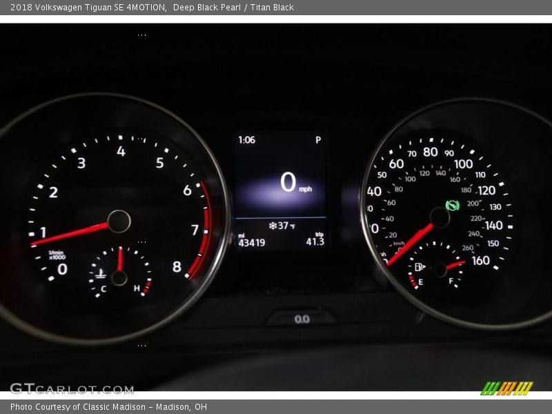 Deep Black Pearl / Titan Black 2018 Volkswagen Tiguan SE 4MOTION
