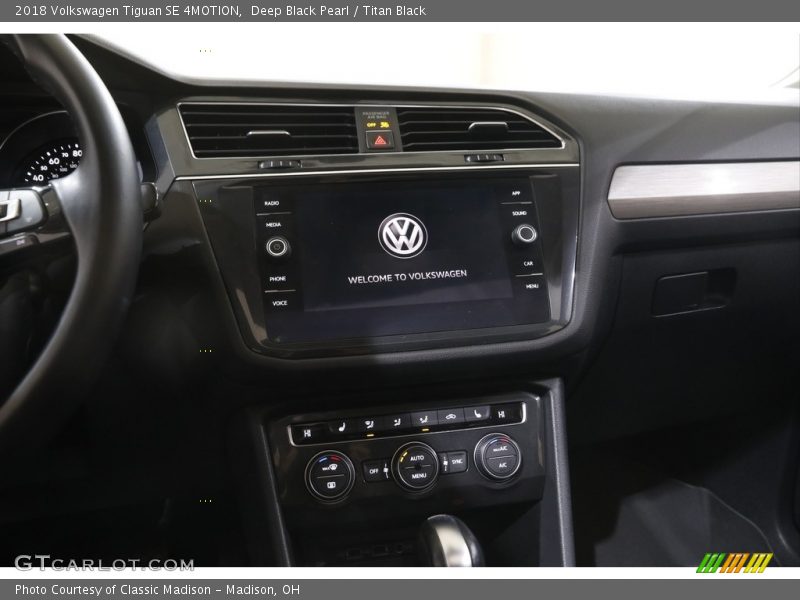 Deep Black Pearl / Titan Black 2018 Volkswagen Tiguan SE 4MOTION