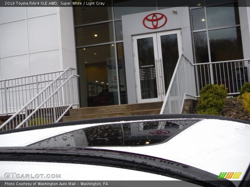 Super White / Light Gray 2019 Toyota RAV4 XLE AWD