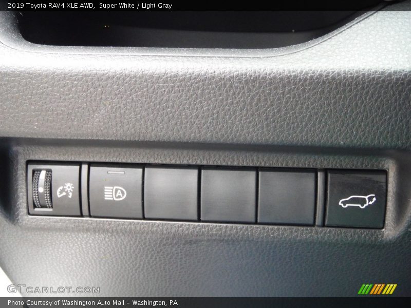 Super White / Light Gray 2019 Toyota RAV4 XLE AWD