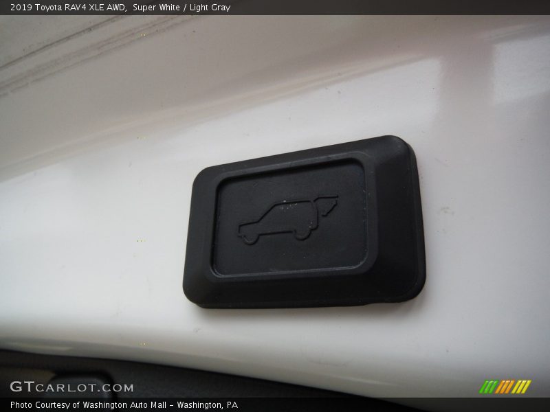 Super White / Light Gray 2019 Toyota RAV4 XLE AWD