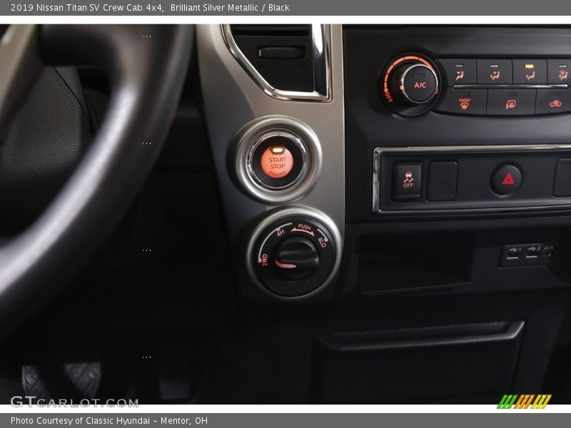 Brilliant Silver Metallic / Black 2019 Nissan Titan SV Crew Cab 4x4