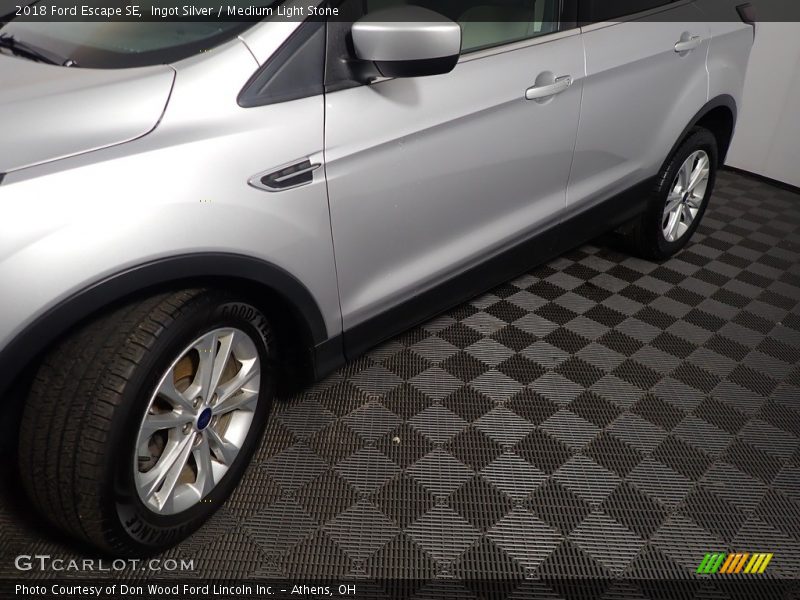 Ingot Silver / Medium Light Stone 2018 Ford Escape SE