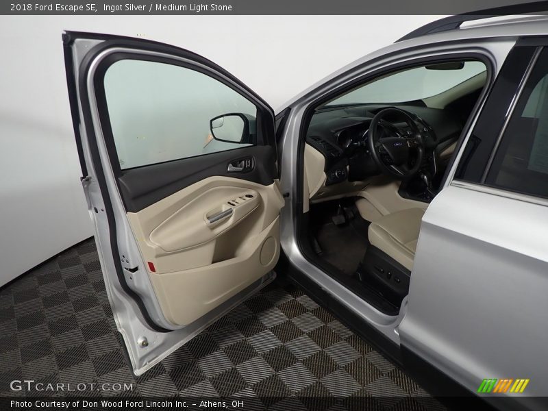 Ingot Silver / Medium Light Stone 2018 Ford Escape SE