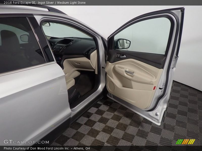 Ingot Silver / Medium Light Stone 2018 Ford Escape SE