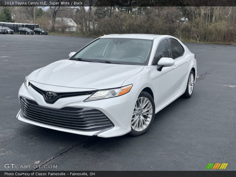 Super White / Black 2019 Toyota Camry XLE