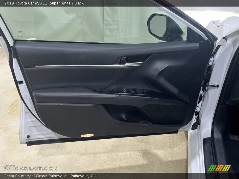 Super White / Black 2019 Toyota Camry XLE