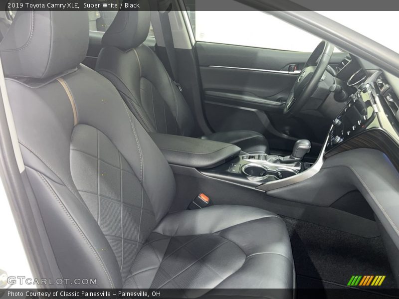 Super White / Black 2019 Toyota Camry XLE