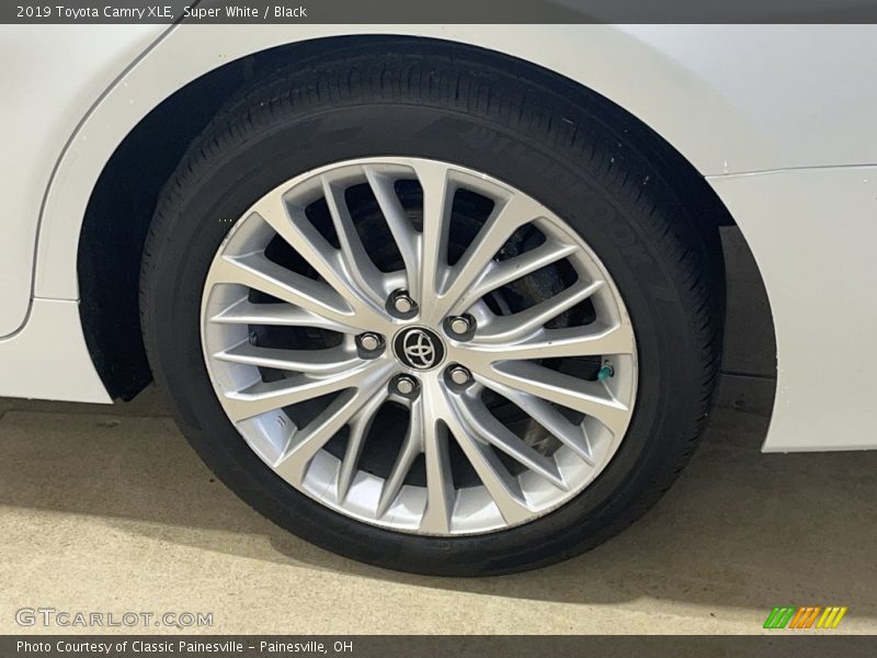 Super White / Black 2019 Toyota Camry XLE