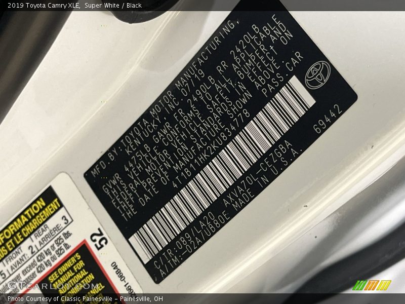 Super White / Black 2019 Toyota Camry XLE
