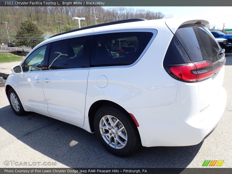 Bright White / Black/Alloy 2022 Chrysler Pacifica Touring L