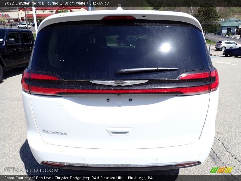 Bright White / Black/Alloy 2022 Chrysler Pacifica Touring L