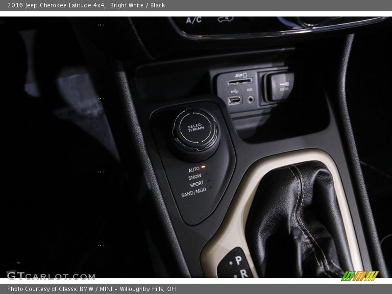 Bright White / Black 2016 Jeep Cherokee Latitude 4x4