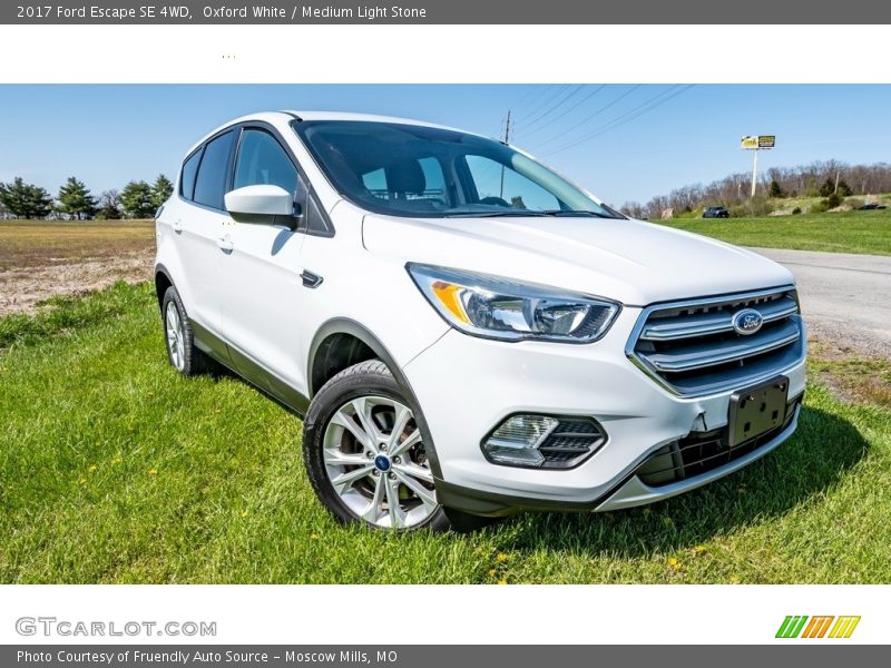 Oxford White / Medium Light Stone 2017 Ford Escape SE 4WD