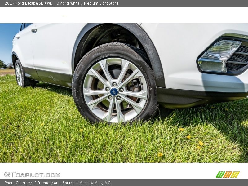 Oxford White / Medium Light Stone 2017 Ford Escape SE 4WD