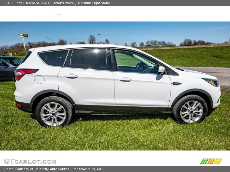 Oxford White / Medium Light Stone 2017 Ford Escape SE 4WD