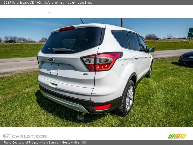 Oxford White / Medium Light Stone 2017 Ford Escape SE 4WD