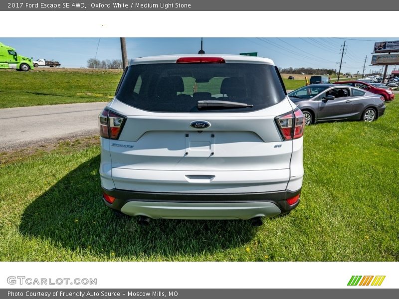Oxford White / Medium Light Stone 2017 Ford Escape SE 4WD