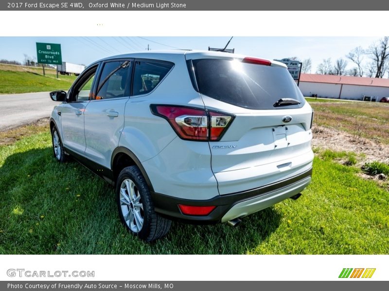 Oxford White / Medium Light Stone 2017 Ford Escape SE 4WD
