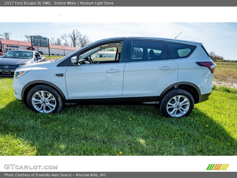 Oxford White / Medium Light Stone 2017 Ford Escape SE 4WD