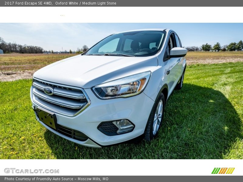 Oxford White / Medium Light Stone 2017 Ford Escape SE 4WD