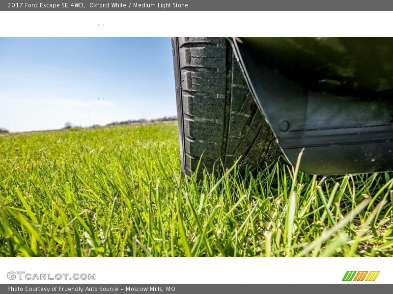 Oxford White / Medium Light Stone 2017 Ford Escape SE 4WD