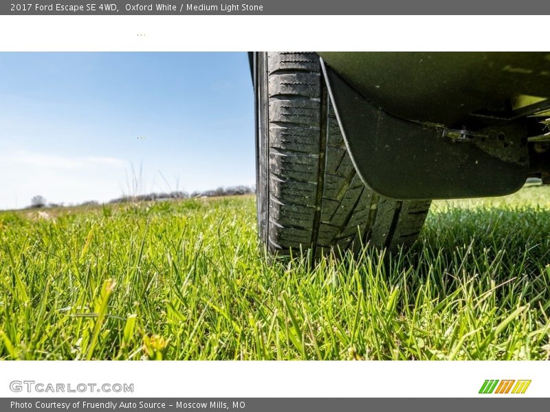 Oxford White / Medium Light Stone 2017 Ford Escape SE 4WD