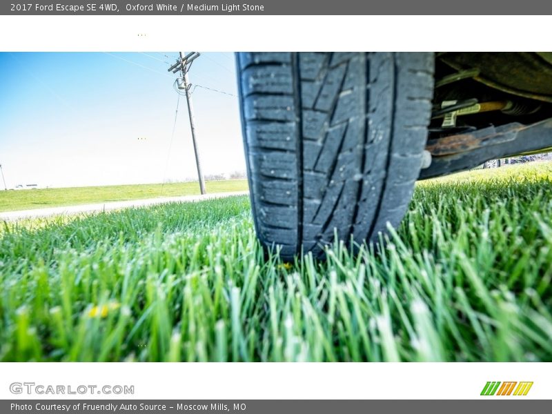 Oxford White / Medium Light Stone 2017 Ford Escape SE 4WD
