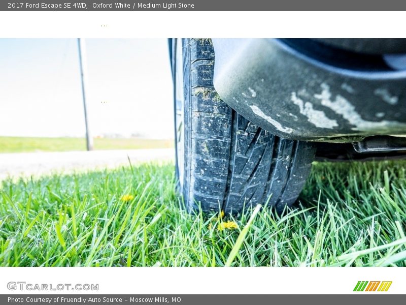Oxford White / Medium Light Stone 2017 Ford Escape SE 4WD