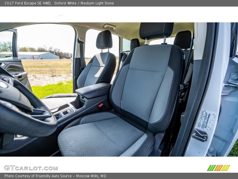 Oxford White / Medium Light Stone 2017 Ford Escape SE 4WD