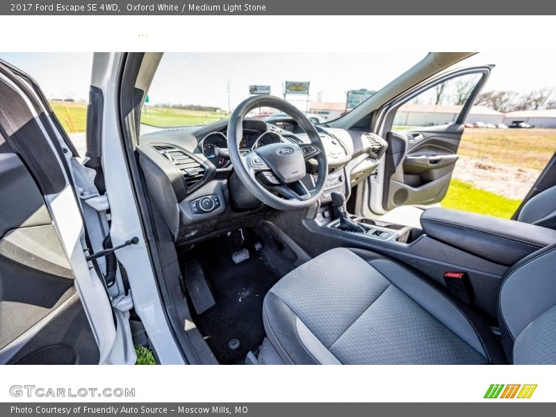 Oxford White / Medium Light Stone 2017 Ford Escape SE 4WD