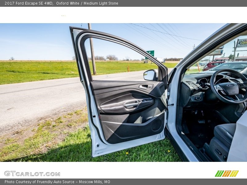 Oxford White / Medium Light Stone 2017 Ford Escape SE 4WD