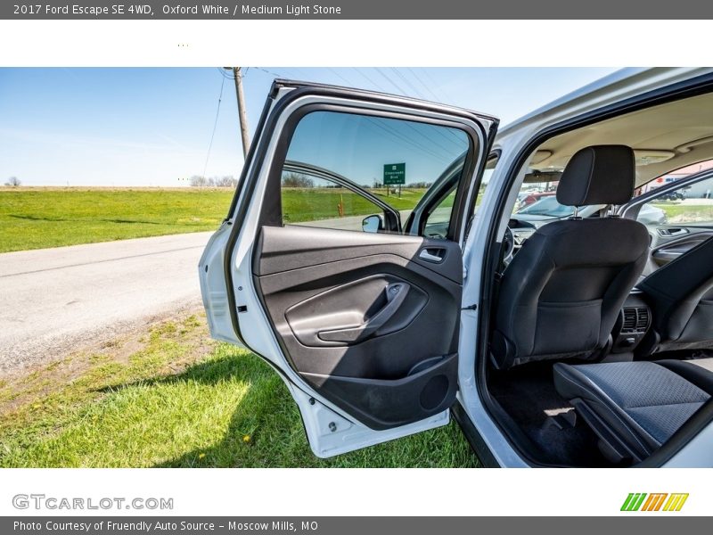 Oxford White / Medium Light Stone 2017 Ford Escape SE 4WD