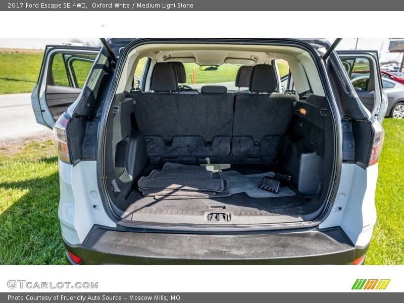 Oxford White / Medium Light Stone 2017 Ford Escape SE 4WD