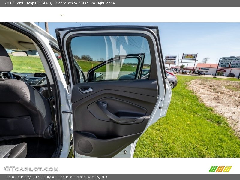Oxford White / Medium Light Stone 2017 Ford Escape SE 4WD