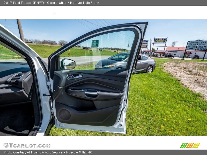 Oxford White / Medium Light Stone 2017 Ford Escape SE 4WD
