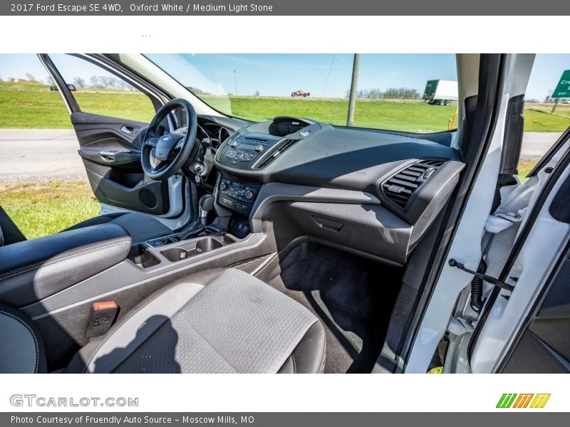 Oxford White / Medium Light Stone 2017 Ford Escape SE 4WD