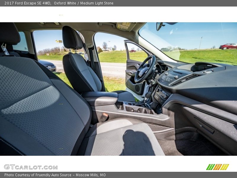 Oxford White / Medium Light Stone 2017 Ford Escape SE 4WD