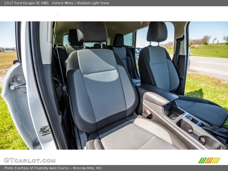Oxford White / Medium Light Stone 2017 Ford Escape SE 4WD