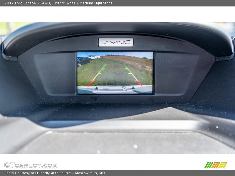 Oxford White / Medium Light Stone 2017 Ford Escape SE 4WD