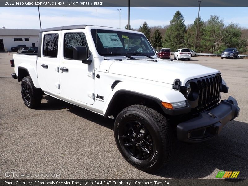 Bright White / Black 2022 Jeep Gladiator Altitude 4x4