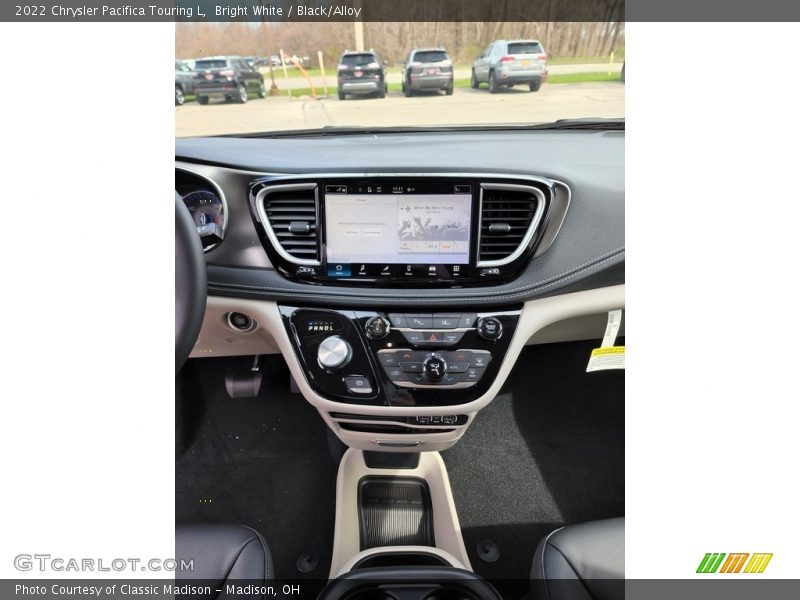 Bright White / Black/Alloy 2022 Chrysler Pacifica Touring L