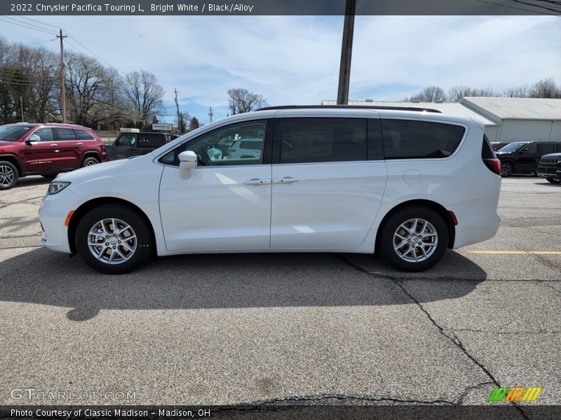 Bright White / Black/Alloy 2022 Chrysler Pacifica Touring L