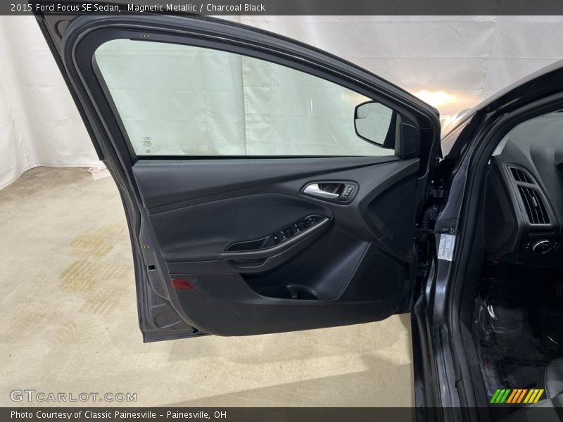 Magnetic Metallic / Charcoal Black 2015 Ford Focus SE Sedan