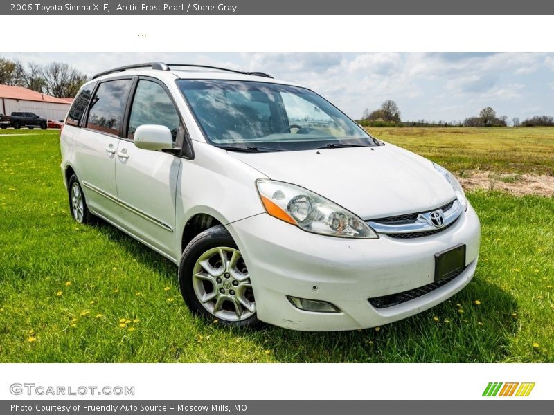 Front 3/4 View of 2006 Sienna XLE