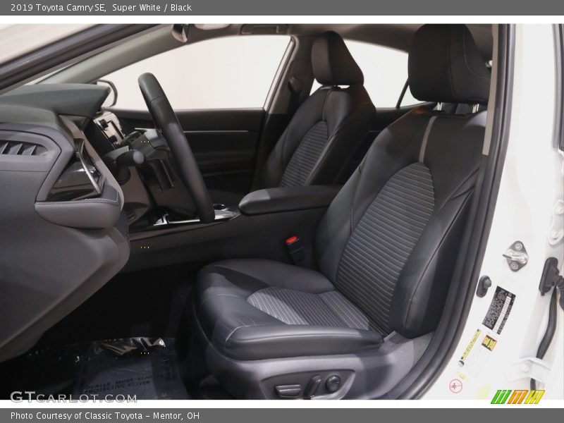 Super White / Black 2019 Toyota Camry SE