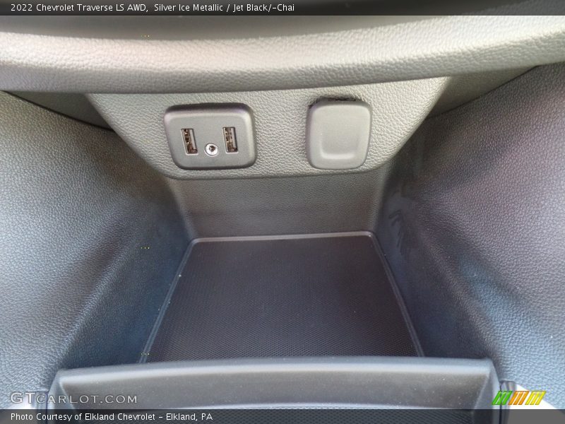 Silver Ice Metallic / Jet Black/­Chai 2022 Chevrolet Traverse LS AWD